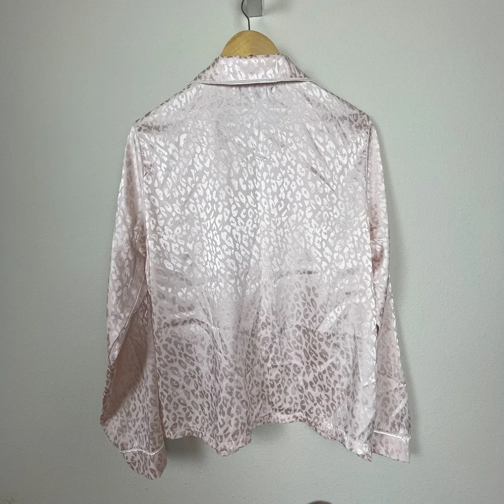 BCBG MaxAzria Satin Pajama Set Size L Pale Pink Leopard Print Monotone Luxe‎